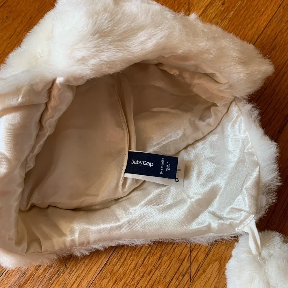 𝅺GAP|Baby Faux Fur Cream Infant Hat with pom poms Fully Lined-Size 0-6 months